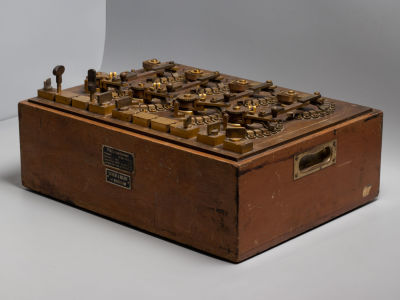 Резистор мер сопротивлений. Компенсатор Рапса. Siemens & Halske. Германия. 1890-е гг. Размер 