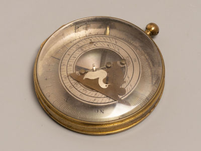Антикварный компас и солнечные часы в одном корпусе. XIX (?) в. Диаметр 6 см. Латунь, стекло. 
