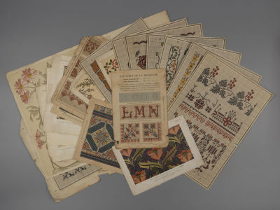 Листы с вышивками (19 шт.). 1900-1940-е гг. Размеры: от 14,2х20,4 см. до 45х30 см. 
Ветхие. 