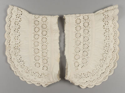 Два манжета. Кружево, ришелье, ручная работа. Кон XIX – нач. ХХ в. Размер 22х17 см. 
Следы 
