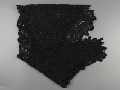 Два платка. Кружево, хлопок, хлопок с шелковой нитью. Кон. XIX в. Размер 136х51,5 см., 152х44 