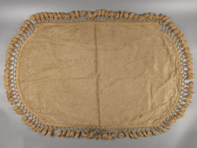 Скатерть. Велюр, бахрома. Кон. XIX в. Размер 83х53,5 см., с бахромой 94х64 см. 
Загрязнения 