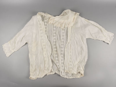 Блузка. Хлопок, ришелье, жабо. Кон. XIX в. Размер: длина 52 см., по плечам 47 см., ширина плеча 