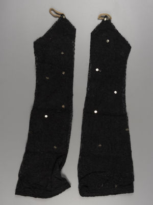 Митенки. Длинные. Гипюр, ткань, пайетки. Нач. ХХ в. Длина 44 см. Застегивается на потайную 
