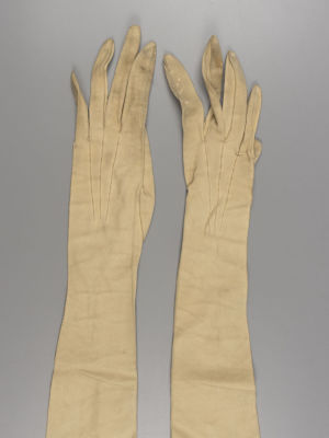 Перчатки женские. Длинные. Клейма. Кожа, лайка. XIX в. Длина 49 см. Застегиваются на три 