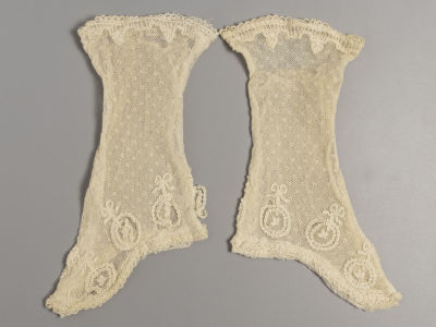 Митенки короткие. Вышивка на сетке. Кон. XIX в. Размер 22х8 см. 
Есть частично оторванный слой 