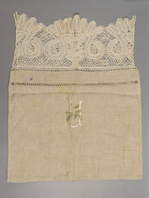 Рушник. Лен. Обвяз крючком. Мережка. Инициал П с веточкой. Кон. XIX – нач. ХХ в. Размер 106х43 