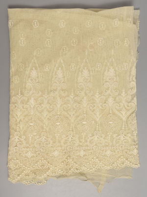 Вышивка на сетке. Кон. XIX в. Размер 92х122 см. 
Пожелтение, мелкие незначительные разрывы 