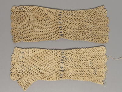 Митенки. Короткие. Вязка крючком. Кон. XIX в. Размер 22,5х7,7 см. 
Общее пожелтение 