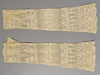 Митенки. Вышивка на сетке. Гипюр. Кон. XIX в. Размер 38,5х8 см. 
Незначительные разрывы стеки. 