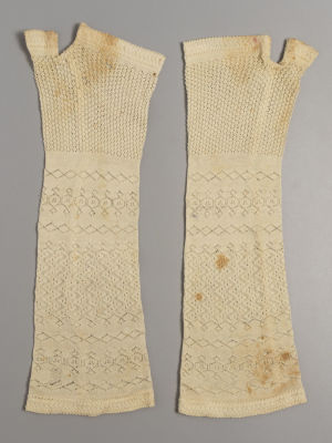 Митенки. Мелкая вязка. Длинные. Кон. XIX в. Размер 32х8,5 см. 
Есть разрывы швов. Общее 