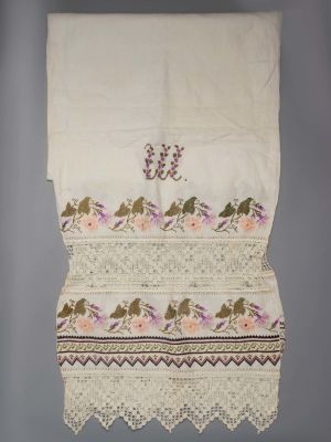 Рушник свадебный &laquo;Вьюнок&raquo; С вензелем &laquo;В&raquo;. Лен, вышивка. Чернигов, Украина. 1890-е гг. Размер 
