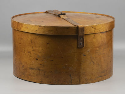 Шляпная коробка круглая. Кон. XIX – нач. ХХ в. Размеры: высота 24 см., диаметр 45 см. 
Общие 