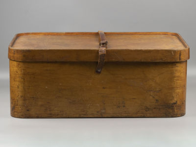 Дорожная коробка прямоугольная. Кон. XIX – нач. ХХ в. Размер 61х24х40 см. 
Общие потертости 