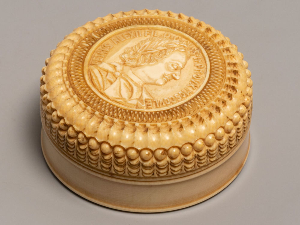 Шкатулка (пудреница). Петр I - Российский Император. Слоновая кость, резьба. Россия XVIII в. Раз 