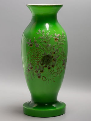 Зеленая ваза. Цветочный орнамент. Двухслойное стекло. Разделка эмалями. Начало ХХ в. Размер: 