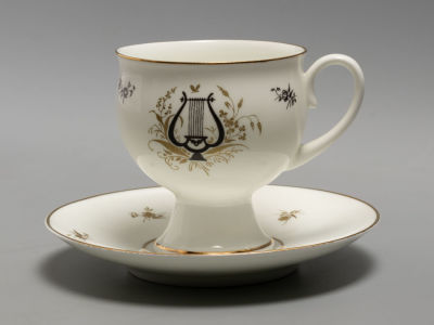 Чашка с блюдцем. Арфа. Костяной фарфор. ЛФЗ. 1970-е гг. Размеры: чашка высота 7,5 см., диаметр 