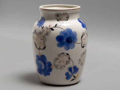 Ваза. Синие цветы.Авт. формы "Малая китайская" С.Е.Яковлева. Фарфор. ЛФЗ. 1930-е гг. Размер: 