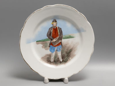 Тарелка &laquo;Сеятель&raquo;. Фарфор. Нач. ХХ в. Диаметр 21 см. Ручная роспись. 
Общие потертости и 