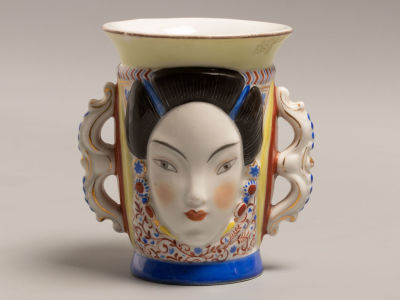 Авт. Данько. Двуликая чашка. Фарфор ЛФЗ. 1930-е гг. Высота 10.5 см. Без клейма. Ручная роспись. 