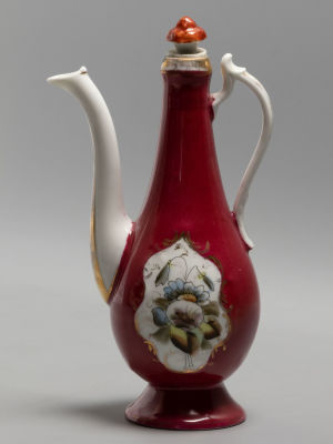 Кувшин красный с цветами. Фарфор. Кузнецов. 1913-1918-е гг. Размеры: высота 11,8 см., диаметр 8 
