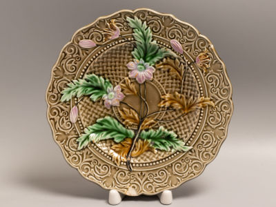 Тарелка "Цветы" Фаянс Кузнецова. Начало ХХ в. Диаметр 20 см. Керамика, поливы глазури. Клеймо в 