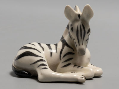 Статуэтка. Зебра (лежащая). Фарфор. ЛФЗ. 1960-е гг. Размер 7,5х9,3х6,2 см. Клеймо на донышке. 