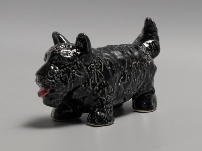Терьер. Чёрный. Статуэтка. Фаянс Конакова. 1960-1970-е гг. Размер 8.5х16х7 см. Часть клейма на 