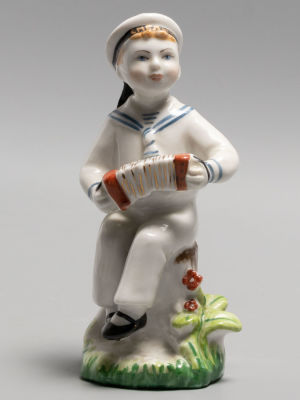 Юный гармонист. Статуэтка. Фарфор ЛФЗ 1960-1970-е гг. Размер 12.5х12.5х8.5 см. Без клейма. 