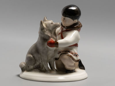 Чукча с собакой. Статуэтка. Фарфор ЛФЗ 1960-1970-е гг. Высота 13 см. Без клейма. Ручная роспись. 