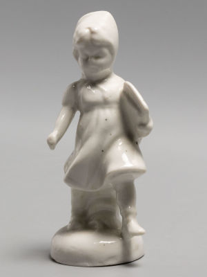 Девочка с книгой Статуэтка. Фарфор Украина 1950-е гг. Высота 13 см. Белье. Без клейма. Хорошее 