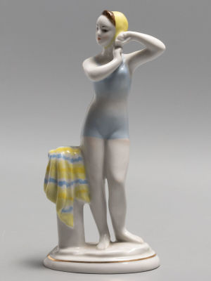Купальщица. Статуэтка. Фарфор ЛФЗ 1960-е гг. Высота 16.5 см. Скол на задней части подставки. Выс 