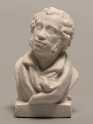 Пушкин А.С. Миниатюрный бюст. Фарфор. Российская империя. Рубеж XIX-XX вв. Высота 8.5 см. 