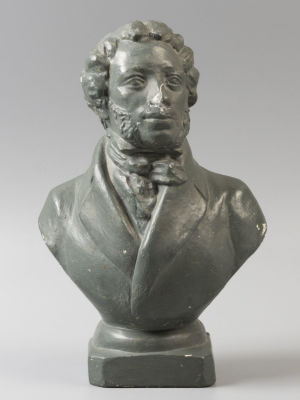 Арендт А. Пушкин. Бюст. 1949. Гипс. Высота 27 см. Пушкин. Бюст. Автор скульптор Ариадна Арендт. 