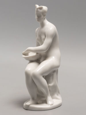 Ск. Матвеев А.Т. Ню. Купальщица с тазиком. Статуэтка. Фарфор ЛФЗ. 1990-е гг. Размеры: высота 15 