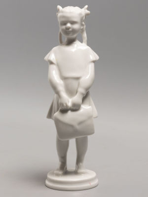Ск. Столбова Г.С. &laquo;Школьница&raquo;. Статуэтка. Фарфор. ЛФЗ. 1990-е гг. Размеры: высота 20 см. 