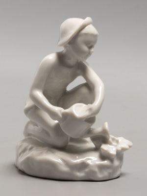 Детская серия. Скульптор Столбова Г.С. &laquo;Юный садовод&raquo; (Мальчик с лейкой). Статуэтка. Фарфор. 