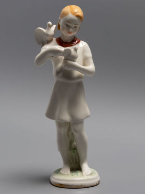 [Детская серия ЛФЗ] Пионерка с голубями. Фарфор. 1950-е гг. Ломоносовский фарфор. Размер: 