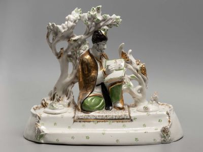 Авт. Н.Я.Данько. Чернильница &laquo;Шота Руставели&raquo;. Фарфор. ЛФЗ. 1937 г. Размер 22,5х11,3х18,5 см. 