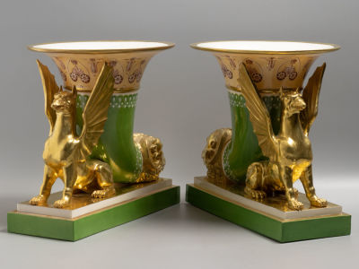 Парные каминные вазы. Ритон с золотым тельцом и грифоном. Фарфор. Скульпторы: В. Даруева 