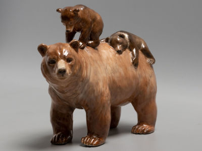 Медведи из серии &laquo;Материнство&raquo;. Скульпторы: А. Платонова, А. Салимова. Худ. Т. Травникова. 