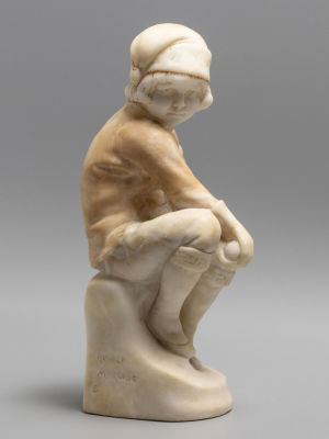 Rudolf Marcuse Сидящий мальчик со снежком. Статуэтка. Мрамор. Начало ХХ в. Высота 25 см. 