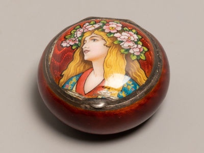 Модерн. Таблетница. Женский портрет. Гильошированная эмаль, серебро, 925 пр., вес 42 гр. 