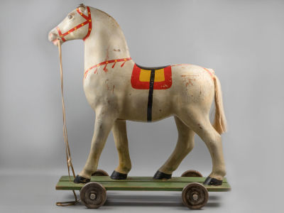 Лошадка. Игрушка-каталка. Прессованные опилки, дерево. 1950-1960-е гг. Размер 75х66х28 см. 