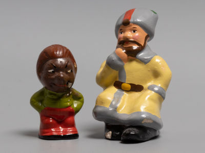 Курильщики. Две миниатюрные статуэтки. Композитный материал. 1960-е гг. Высота 4.5 и 7 см. 