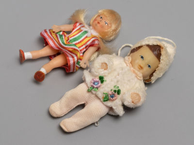 Две куколки. Миниатюра. Резина, ткань. ГДР (Германия) 1960-е гг. Высота 6 и 8 см. Следы 