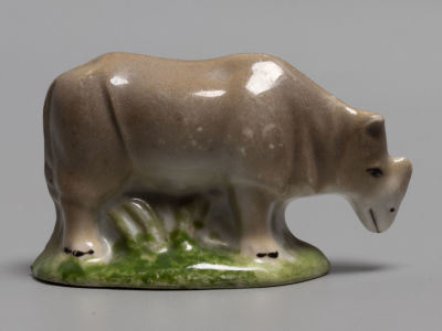 Носорог. Миниатюрная статуэтка. Фарфор Артель Прогресс(?). СССР 1950-е гг. Размер 4х6.5х3 см. 