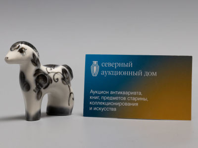 Лошадка. Миниатюрная статуэтка. Фарфор Гжель. 1980-е гг. Размер 6.5х6.6х2 см. Подглазурная 