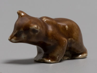 Медвежонок. Миниатюрная статуэтка. Фарфор Артель Прогресс(?). СССР 1950-е гг. Размер 3х5х2 см. 