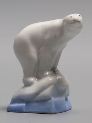 Белый медведь на льдине. Миниатюрная статуэтка. Фарфор ЛФЗ 1930-1940-е гг. Размер 7х6х3 см. 